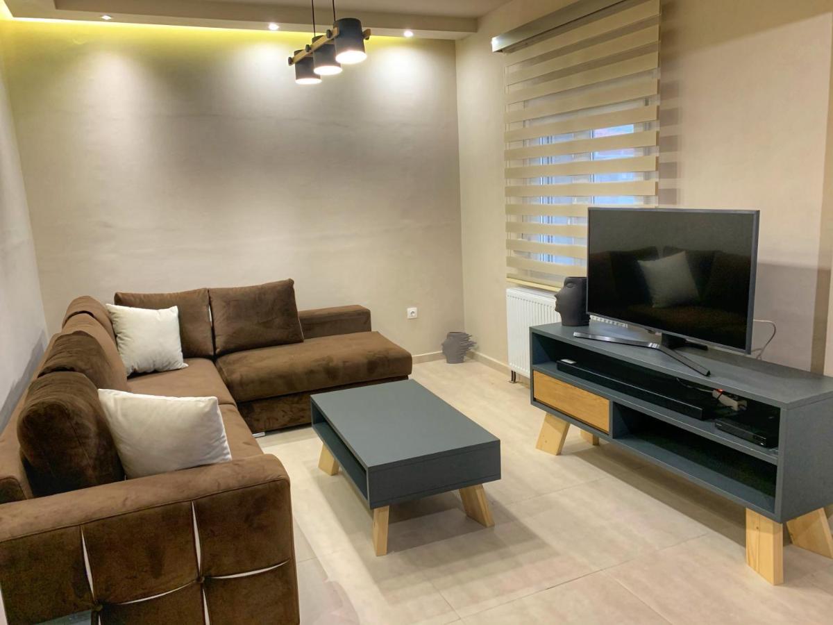 Petite Luxury Urban House Apartment Trikala  Bagian luar foto